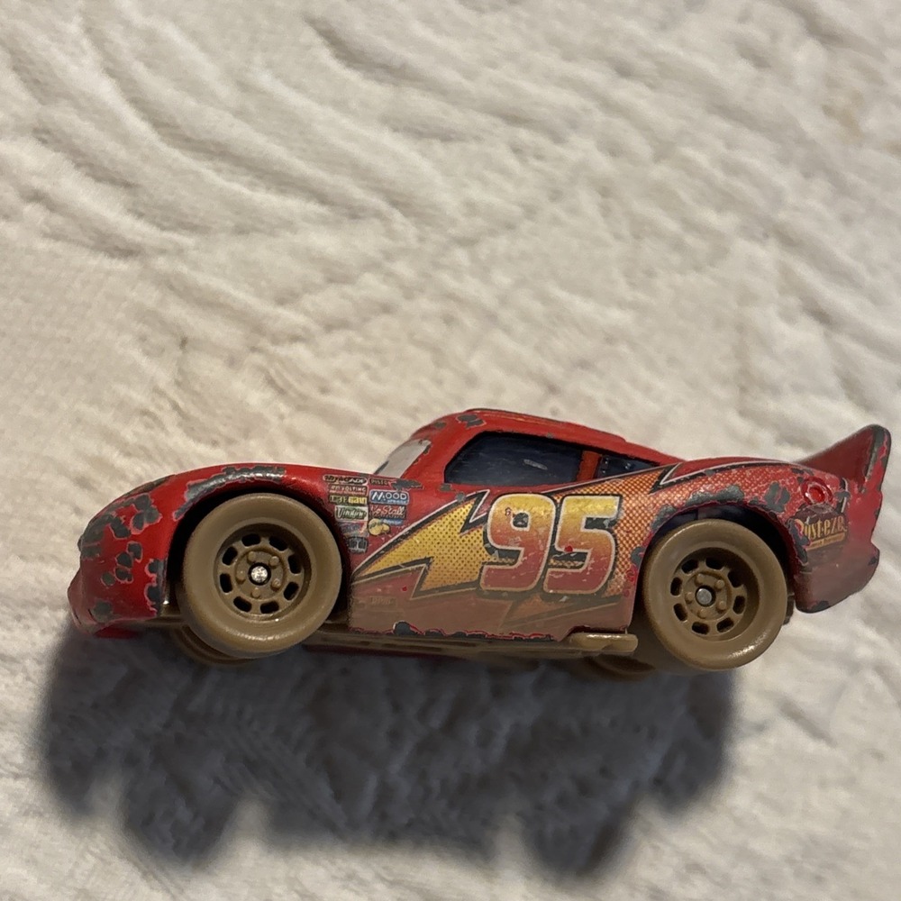Disney Movie Cars Diecast Lightning McQueen 95 Mud Dirty Muddy Tires Derby C5